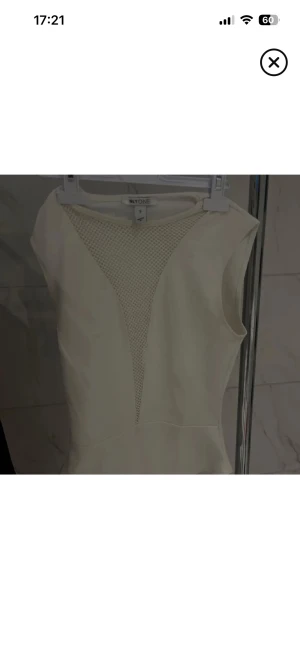 V-ringad Body- Nelly - V-ringad body från Nelly i storlek S. Använd fåtal gånger med en liten defekt, därav priset. För mer info kom PM 💗