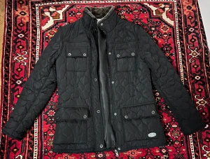 Svart quiltad dam jacka - Svart quiltad dam jacka med fyra fickor framtill, hög krage och dragkedja.Perfekt för kyliga dagar och snygg till streetwear.