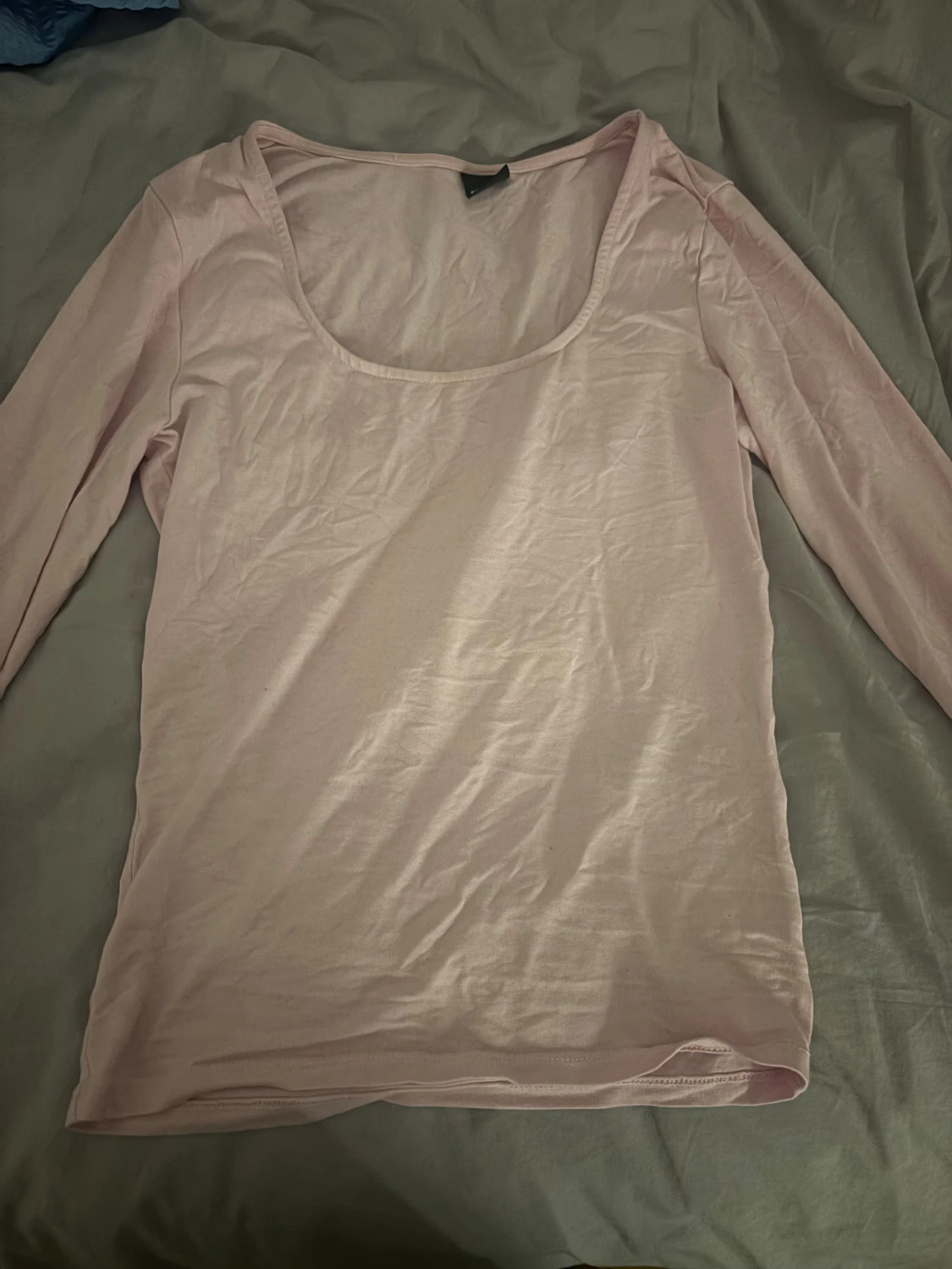 Ljusrosa långärmad topp med slits