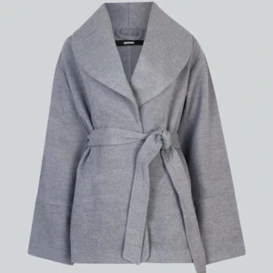 Grå kappa - super fin grå kappa från Bik Bok, köpt förra året tror jag för 400kr orginalpris 700kr. super skön tlll vintern och höst 🍂  Den har blivit lite nopprig men det är inget som påverkar utseendet så mkt!💗Andra bilden är från hon jag köpte den från här på Plick 💗Jag är runt 163cm lång och kappan känns lite för liten, men bara kring axlarna, jag är dock lite bredaxlad och kan vara därför men den är i XS/S💗