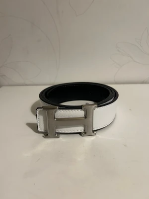 H Bälte Vit - Helt nya & högkvalitativa bälten till låga priser! Välj bland olika märken, mönster och färger. Vi fraktar din order så snabbt  som möjligt och vi ser till att ditt paket är säkert packat under frakt 🚚 