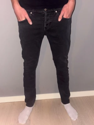 Svarta Dondup jeans skinny fit - Svarta Dondup jeans skinny fit. Jeansen är i utmärkt skick. Dm för mer info och mer bilder. Äkthetsbevis ges även ut i dm!