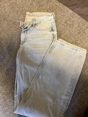 Lågmidjade ljusblå jeans  - Raka lågmidjade jeans från ginatricot jätte fina och sköna⭐️nypris 379 kr använt några få gånger så säljer därför för 249 kr 🤍