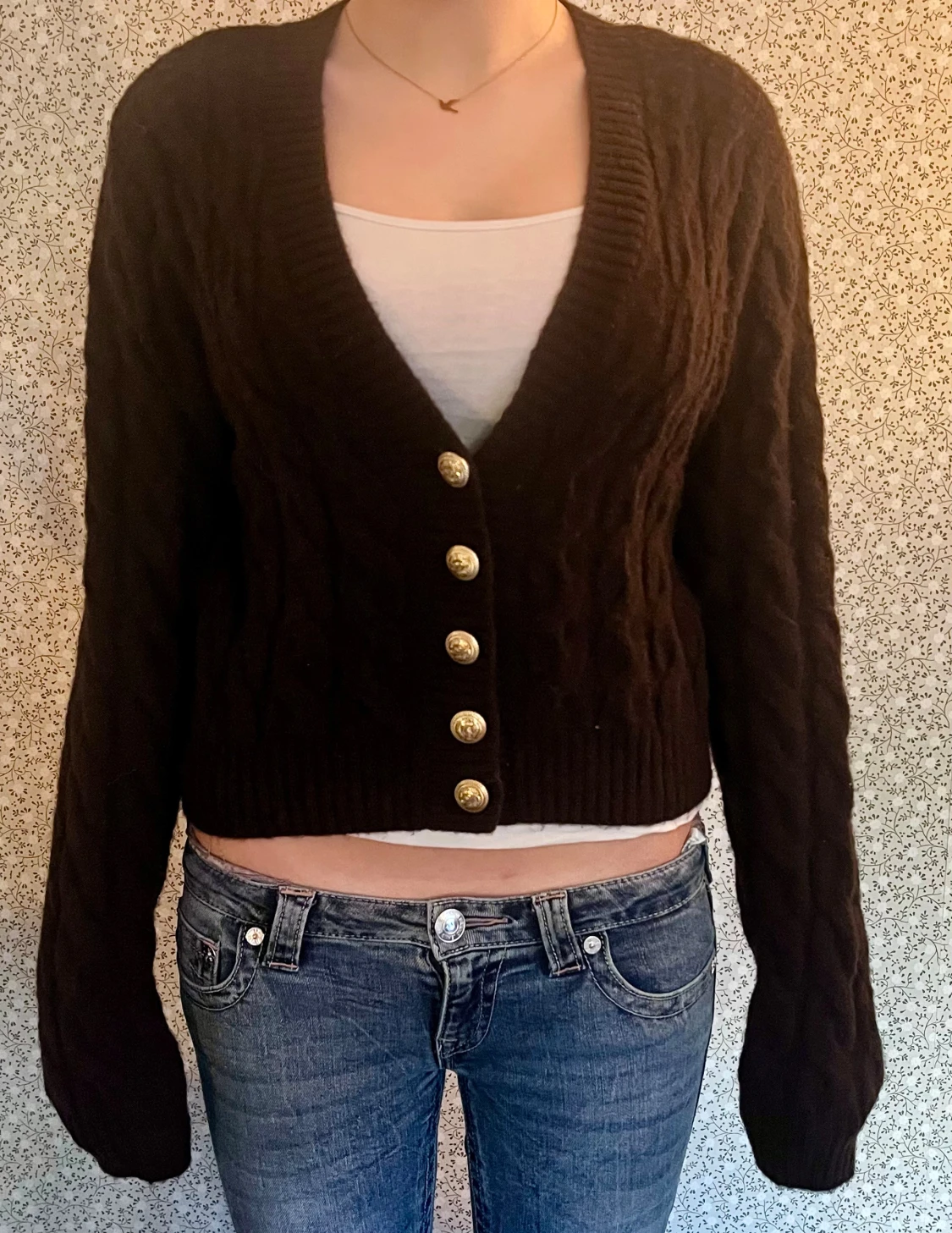 Mörkbrun croppad kofta med guldknappar