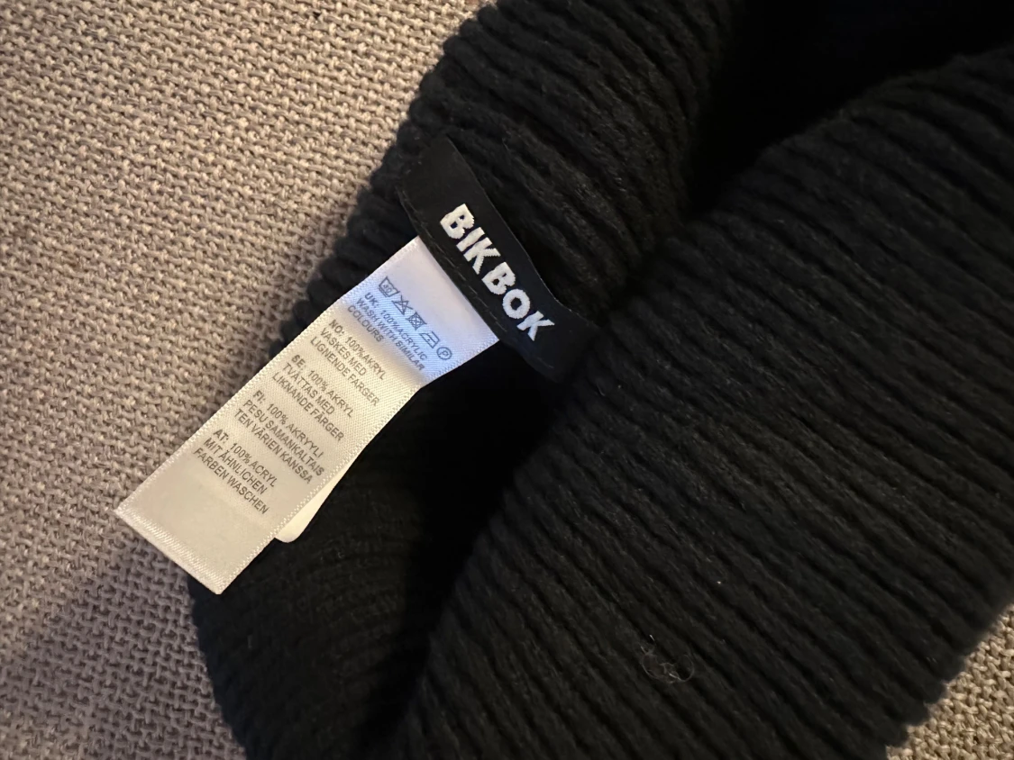 Svart ribbad mössa från Bik Bok - 1