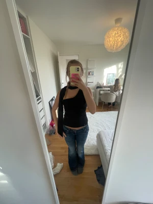 oneshoulder topp - ❗️ANVÄND INTE ”köp nu”!❗️Säljer en svart oneshoulder topp från Nelly i storlek S. Bandet i mitten knyter man i halsen. 💗Verkligen superfin men säljer då den var för stor och inte hann lämna tillbaka. Därav med helt ny med lappen kvar, endast testad en gång 🥰