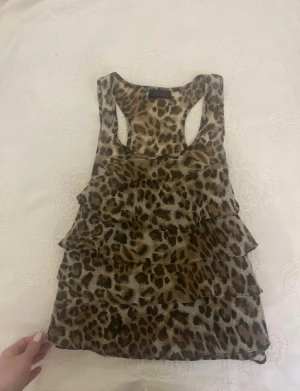 Volang topp  - Topp med leopardmönster, passar mig som har stolek S. Från tidigt 2000-tal