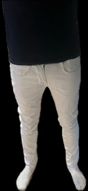 Replay Anbass - Ett par feta vita Jeans som passar till lite finare tillfällen. Skick 10/10. Modellen på bilden är 187 o väger 73. Om det är något du undrar över så är det bara att fråga.