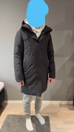 Lång vinterjacka J.Lindeberg  - Säljer en svart lång dunjacka från J.Lindeberg i storlek S. Jackan passar även större storlekar. Han på bild är 185cm, 74kg. Perfekt för kalla dagar och har en clean, stilren look som funkar till det mesta.