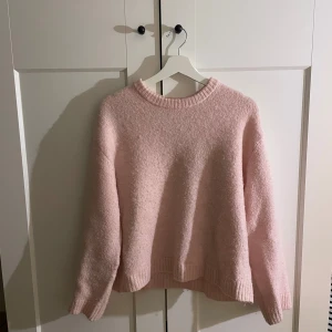 Gina tricot tröja - Säljer en fin rosa stickad tröja ifrån Gina tricot i storlek S. Är använd några gånger men är fortfarande i bra skick💕