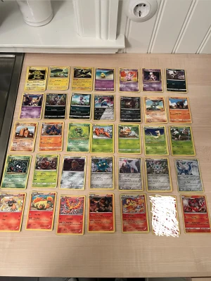 Pokémonkort - Blandad samling - Stor samling Pokémonkort med både klassiska och nyare Pokémon, tränarkort och energikort. Perfekt för dig som vill börja samla eller spela Pokémon TCG! Här hittar du favoriter som Charmander, Pikachu, Lugia och många fler. Passar både nybörjare och erfarna samlare.