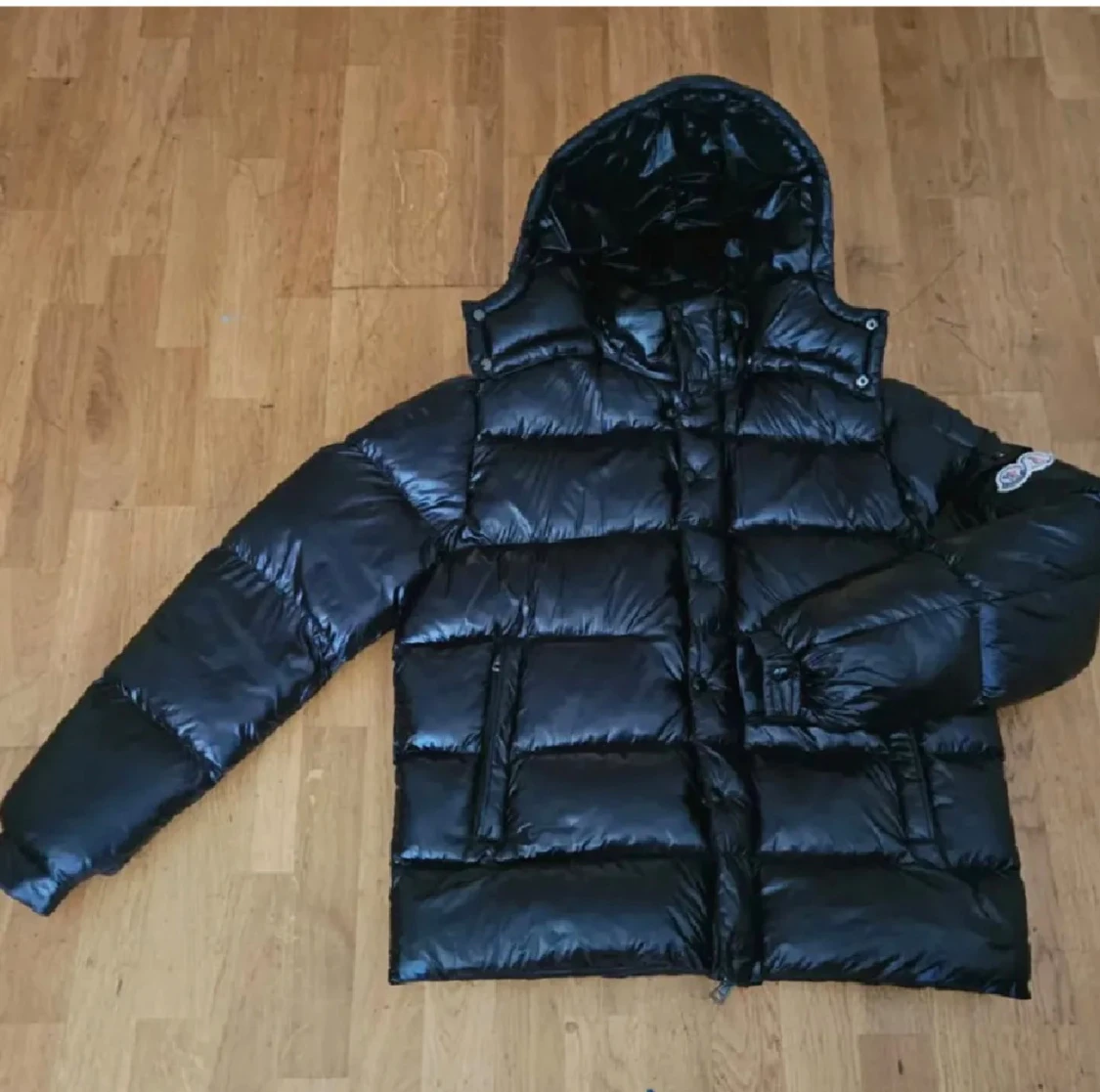 Svart Moncler dunjacka med huva