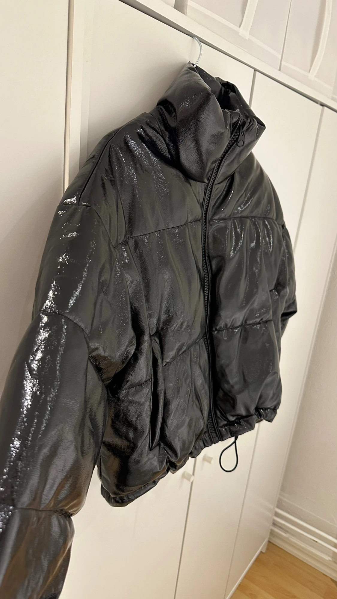 Svart glansig pufferjacka med dragkedja - 4