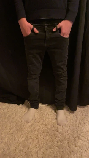 Svarta replay jeans  - Säljer nu mera mina Replay jeans. Personen på bilden är 160-165. Skriv vid funderingar.