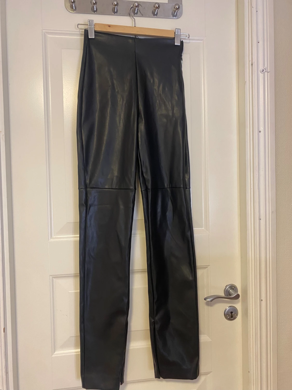 Svarta leggings i skinnimitation XS - 1