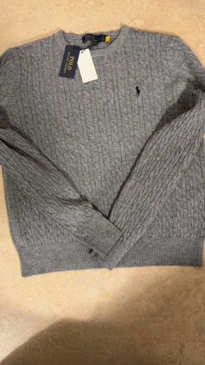 Ralph lauren stickad tröja/knit - Den är helt ny med taggarna, jätte bra kvalité och i bra skick, aldrig använd storlek S.