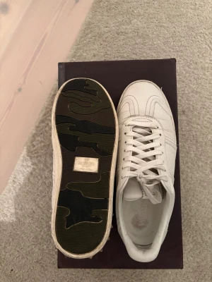 Valentino flycrews - Tja! Säljer nu ett par vita valentino i skinn. Alla nitar förutom en Finns kvar på skorna och skicket på skorna är 8/10 syns att det är andvända men fortfarande riktigt snygga. Nypris 7000 jag säljer nu för 1100!