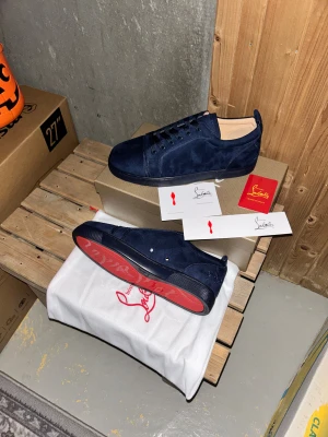 christian louboutin - Några jätte snygg mörkblåa skor, dom är sköna och ha och passar till olika stilar. Dom är riktig fräscha och rena. Dom är använda och äkta