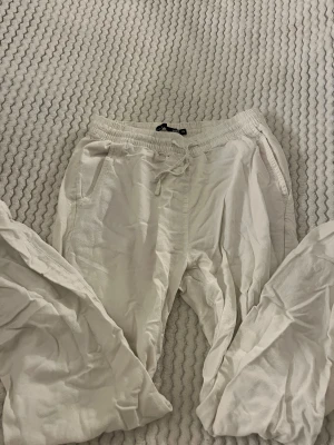 Vita linnebyxor ifrån Laget 157 - Säljer ett par vita linnebyxor från 157 i storlek XS. Byxorna är väldigt skrynkliga som ni ser, men dem går såklart att stryka. 