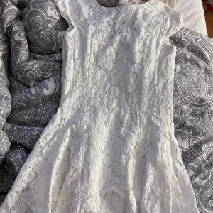 Vit klänning från Boohoo - Superfin vit kort spetsklänning från Boohoo, men tyvärr aldelses för kort för mig som är 170 så skulle rekommendera att ha shorts eller någonting under. 