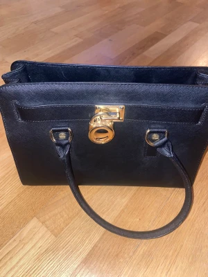 Svart handska från Michael Kors💕 - Svart handväska från Michael Kors. Det är små märken på väskan som är med på några av bilderna. Har inget äkthetsbevis. Den kostar 250 kr. 💕💕💕