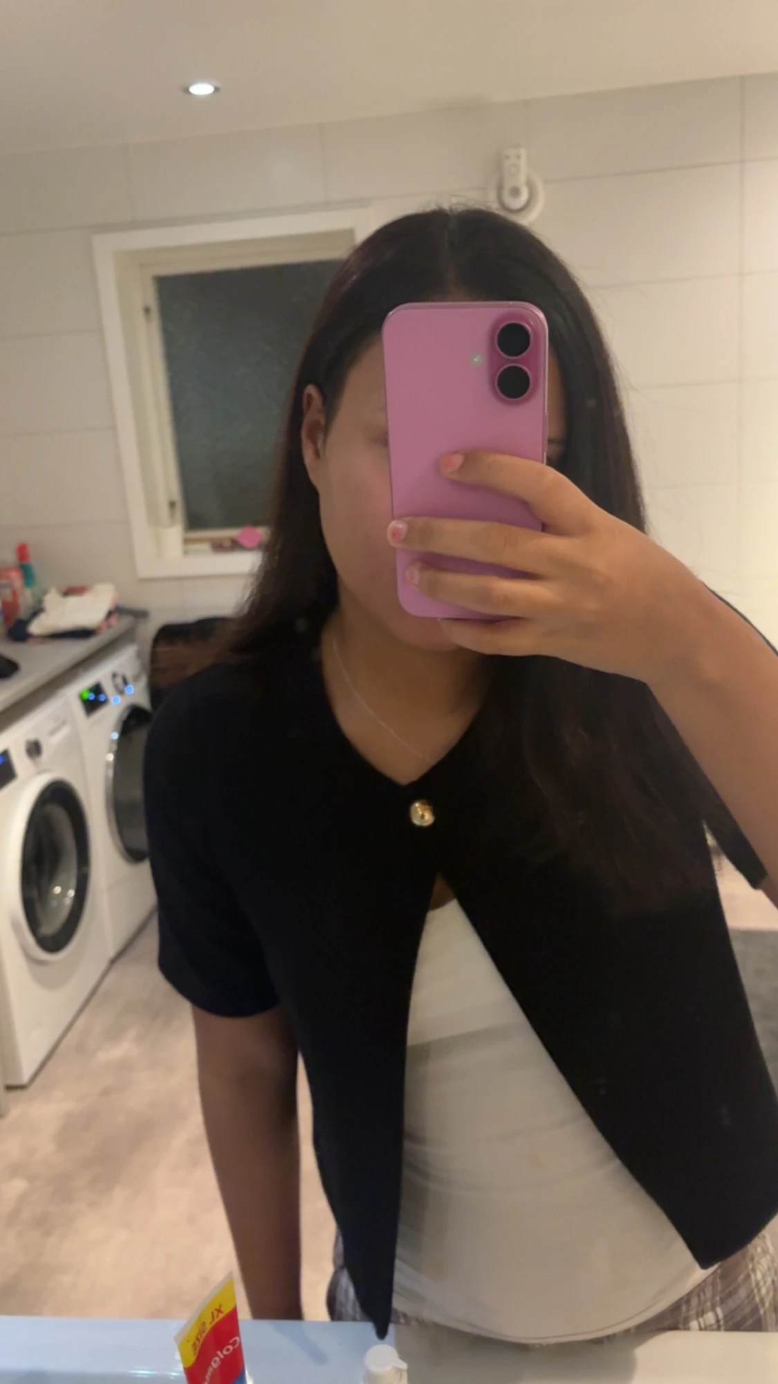 Svart kofta  från Gina Tricot med guldfärgad knapp - 1