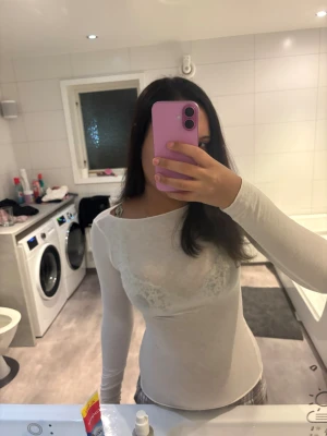 Vit intimissmi tröja  - säljer en vit intimissmi tröja pris går att diskutera!