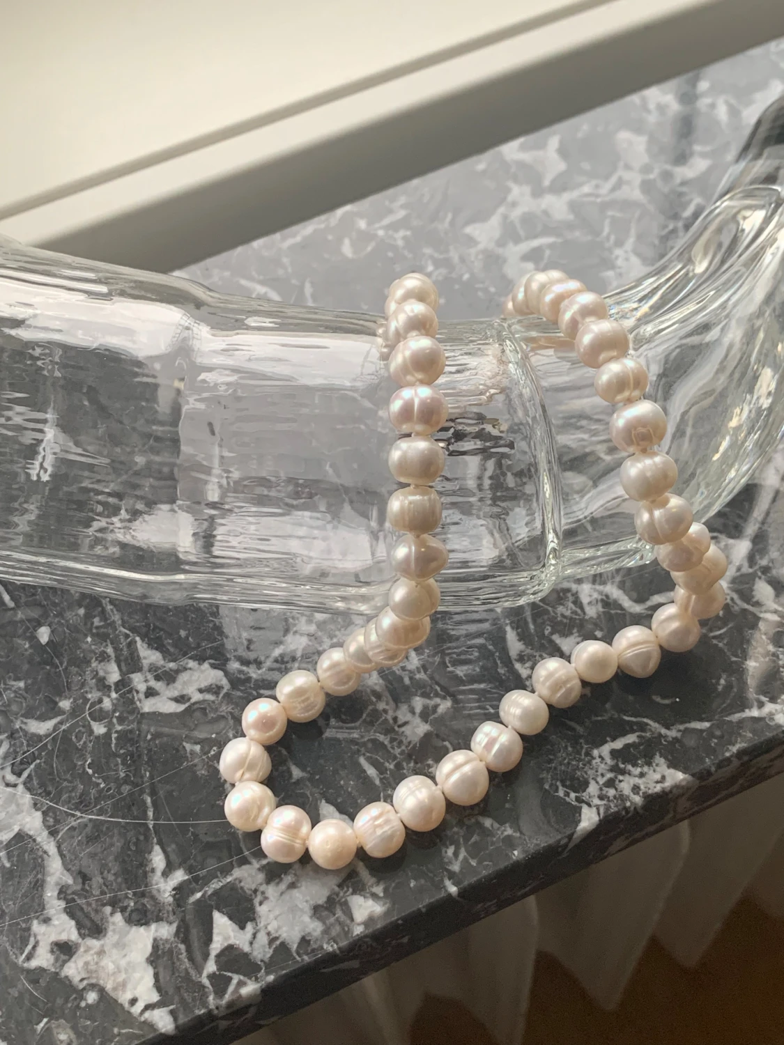 Klassiskt pärlhalsband med vita pärlor