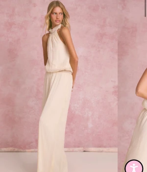 Jumpsuit krämvit - Älskar denna stilrena jumpsuiten. Perfekt för ett uppklätt tillfällle. Jag är 170 och den går hela vägen ner på mig så den är rätt lång. Har storlek S på mig. 