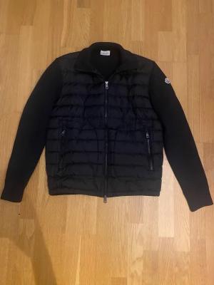 Moncler cardigan - Moncler cardigan i strlk M | Den är endast testad så den är i nyskick! | Nfc och qr kod fungerar! | Skriv vid fler funderingar! Pris kan gå ner vid snabb affär!