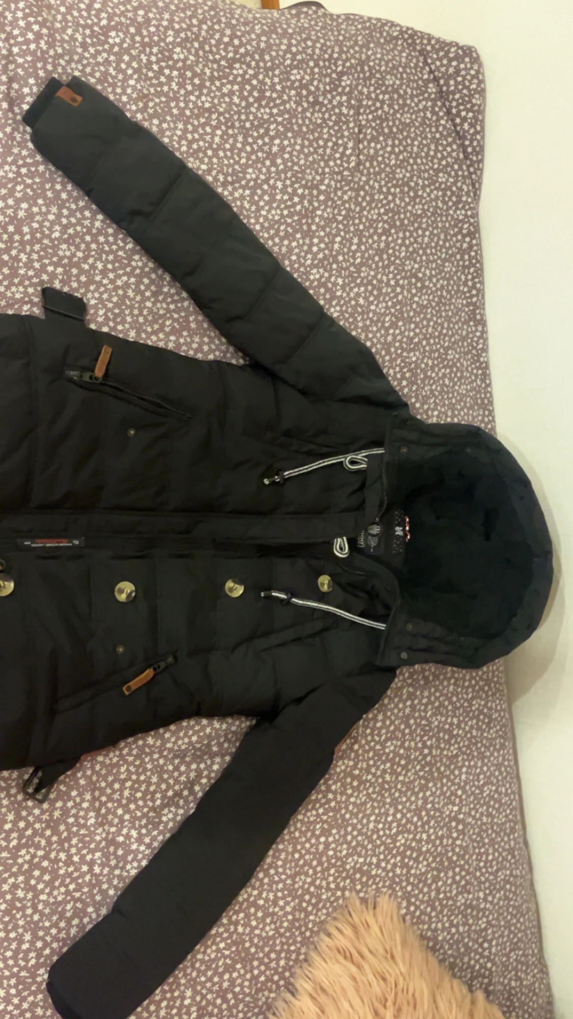 Svart pufferjacka med huva från Navigare - 1