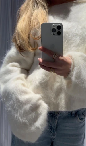 Stickad tröja  - Stickad tröja som är mjuk och mysig. Passar perfekt nu till vintern. Skriv privat för fler bilder och frågor!🌟