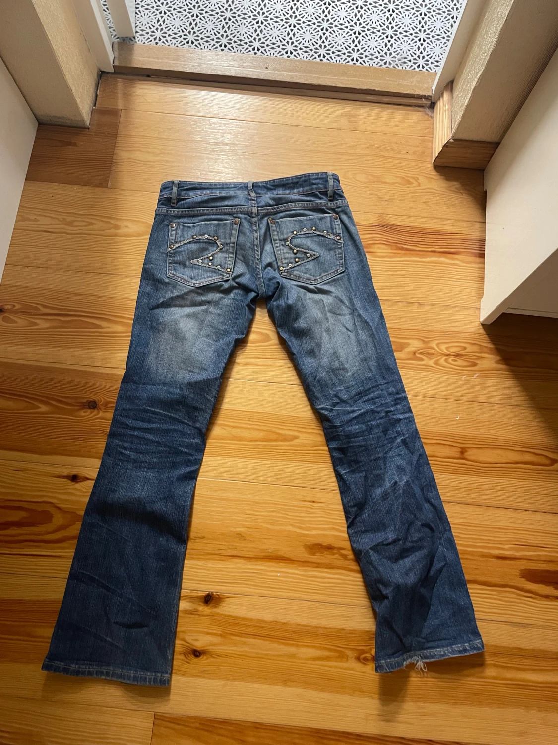 Blå bootcut jeans med pärldetaljer - 1
