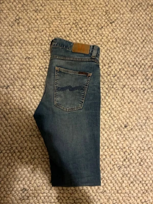 Nudie jeans  - Nudie jeans i den populära modellen Lean Dean. Jeansen är i ett jättebra skick. Storlek W30 W31
