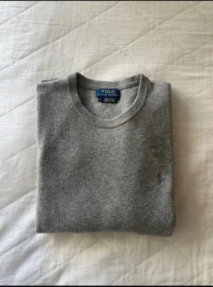 Polo Ralph Lauren tröja  - Säljer denna Ralph Lauren ull tröja i nyckick! Den är köpt i USA och nypris går för runt 2000:-. Skriv vid minsta tanke!
