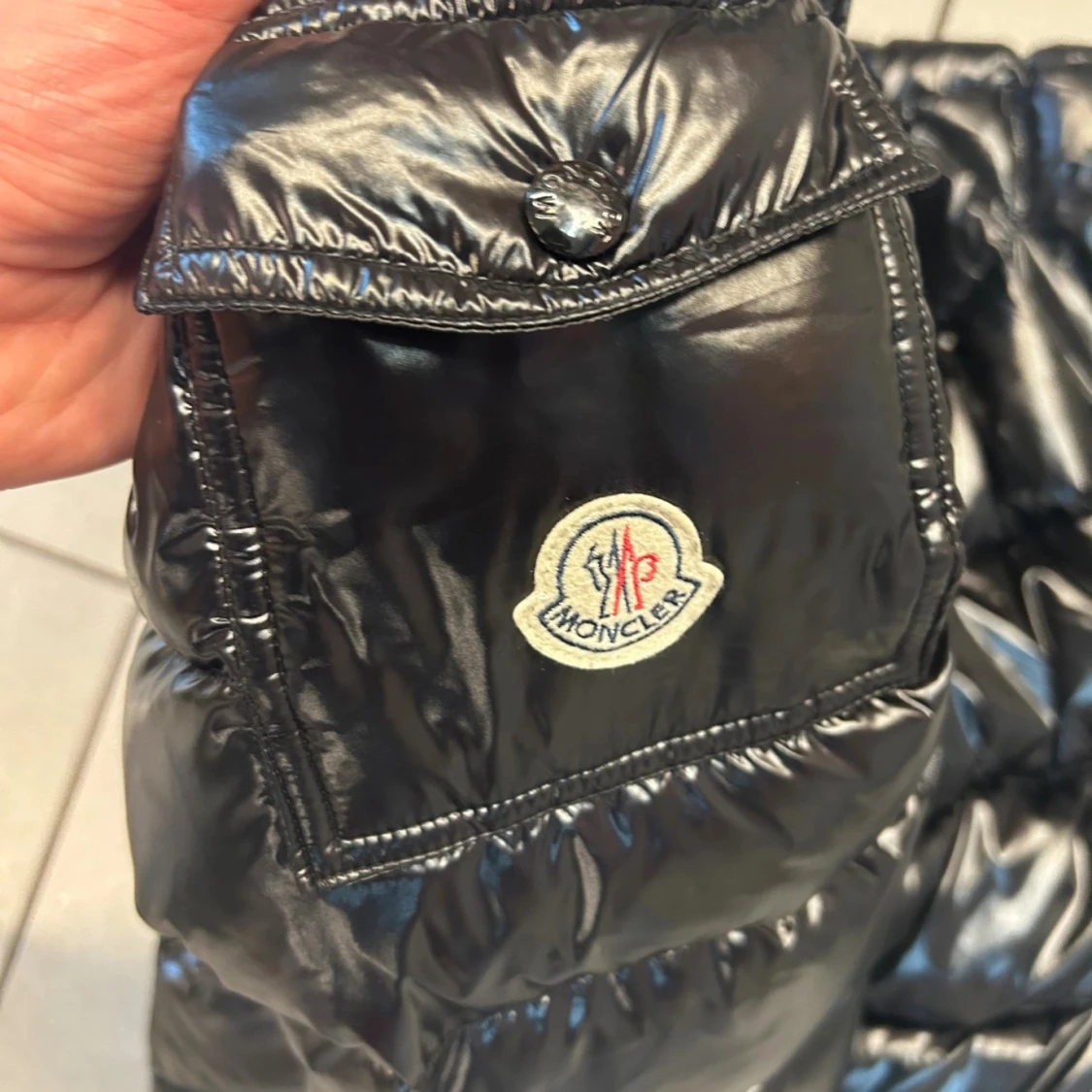 Svart glansig dunjacka från Moncler - 3