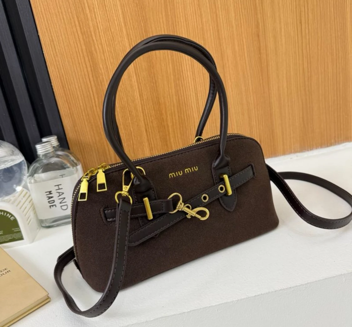 Miu Miu handväska i mocka med gulddetaljer - 3