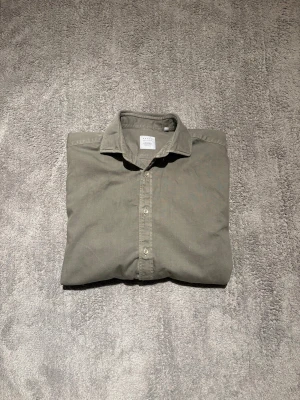 Xacus overshirt/skjorta  - Riktigt snygg overshirt/skjorta från Xacus. Den är i nyskick, endast använd ett fåtal gånger. Nypris är 2500kr, säljs för 1199kr. 