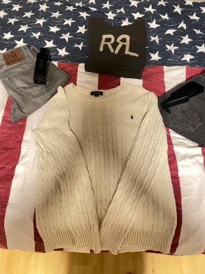 Vit cableknit tröja Polo Ralph Lauren - Tjena! Säljer min vita polo Ralph Lauren cable knit. Den är i prima skick utan fläckar, hål osv. Den är i storlek S (18-20). Skriv ifall du har några frågor eller funderingar!
