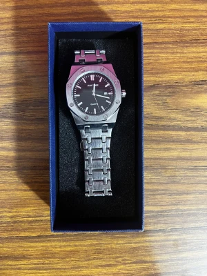 Silverfärgad klocka - Stilren klocka med silverfärgat armband i metall och svart urtavla. Klockan har en kvadratisk boett med skruvdetaljer. Klockan kommer såklart med extra länkar så att den kan förstoras och förminskas. Den funkar utmärkt batteriet har en väldigt lång livstid kvar. Priset kan diskuteras.