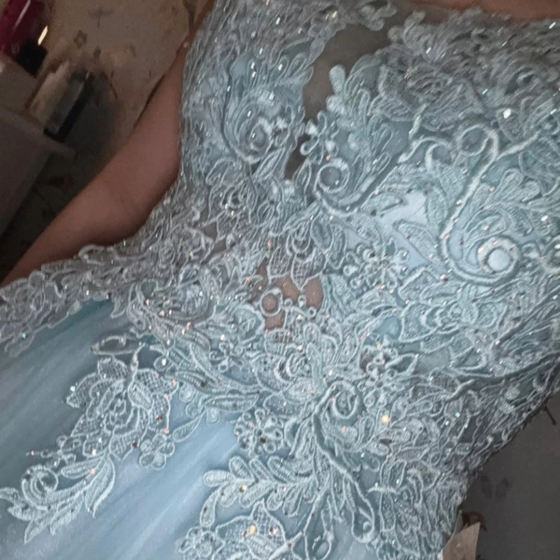 Ljusblå långklänning med spets och öppen rygg - 2