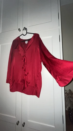 Röd volang blus - Perfekt nu till julen!! Supersöt. M/L. Men om man vill ha den lite oversized funkar den för de som har mindre storlekar också!! 
