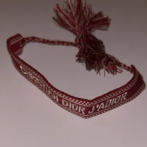 Velvet red armband - helt nytt. Fraktar kanon 24 timmar 