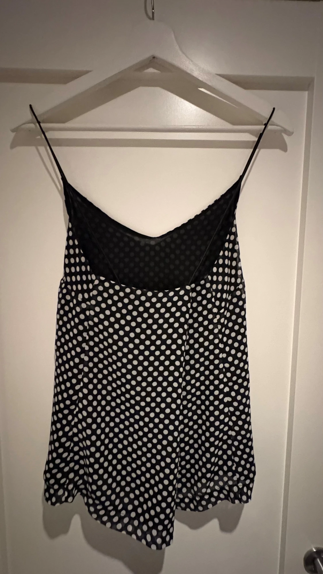 Svart prickig topp med tunna band - 2