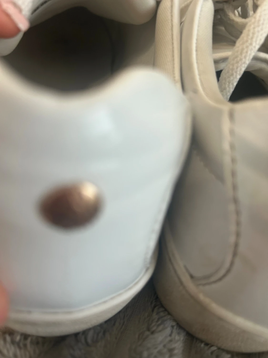 Vita sneakers med gulddetaljer - 3