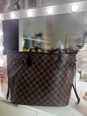 Jätte fin väska 💓💘 - Fin och bra väska🥰inte riktigt min stil där av säljer jag 