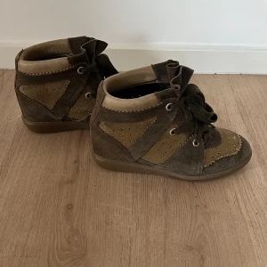 Isabel marant Bobby  - Jättefina Isabel marant skor i modellen Bobby!! Sparsamt använda och utan några defekter! Hör av dig vid frågor 😇