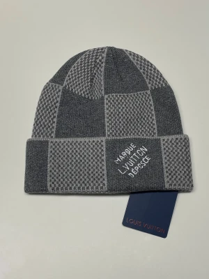 Lv Mössa - Helt ny mössa aldrig använd. Storlek: One size. Snabb frakt (inom 24h) Skriv gärna vid fler frågor. Kan även mötas i Stockholm.