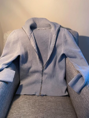 Ljung- Mindre cardigan  - En mindre cardigan/ tröja från ✨Ljung. Ordinarie pris: 1700kr strl S passar M också. Vid frågor eller fundering 💭 hör gärna av dig! Svarar så snabbt jag kan! ✨🙌