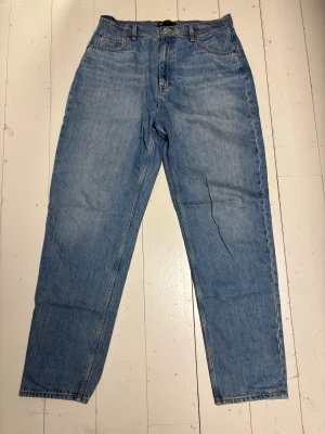 Blå raka baggy jeans - Dessa jeans har en kattig baggy passform. De är från asos och skulle säga att de är 33/33 i storleken. De är inte så stora i midjan och skulle även passa om du brukar ha 32.